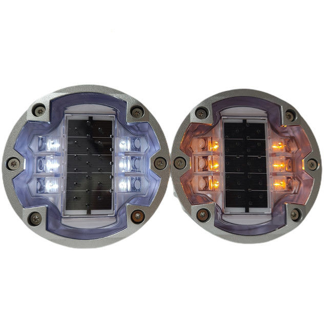 6 viti inseriti in un indicatore di sicurezza stradale alimentato da energia solare